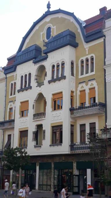 Neuhausz Residenz Ultra Central Apartment — 4-Star Luxury Hotel in Timisoara, Romania