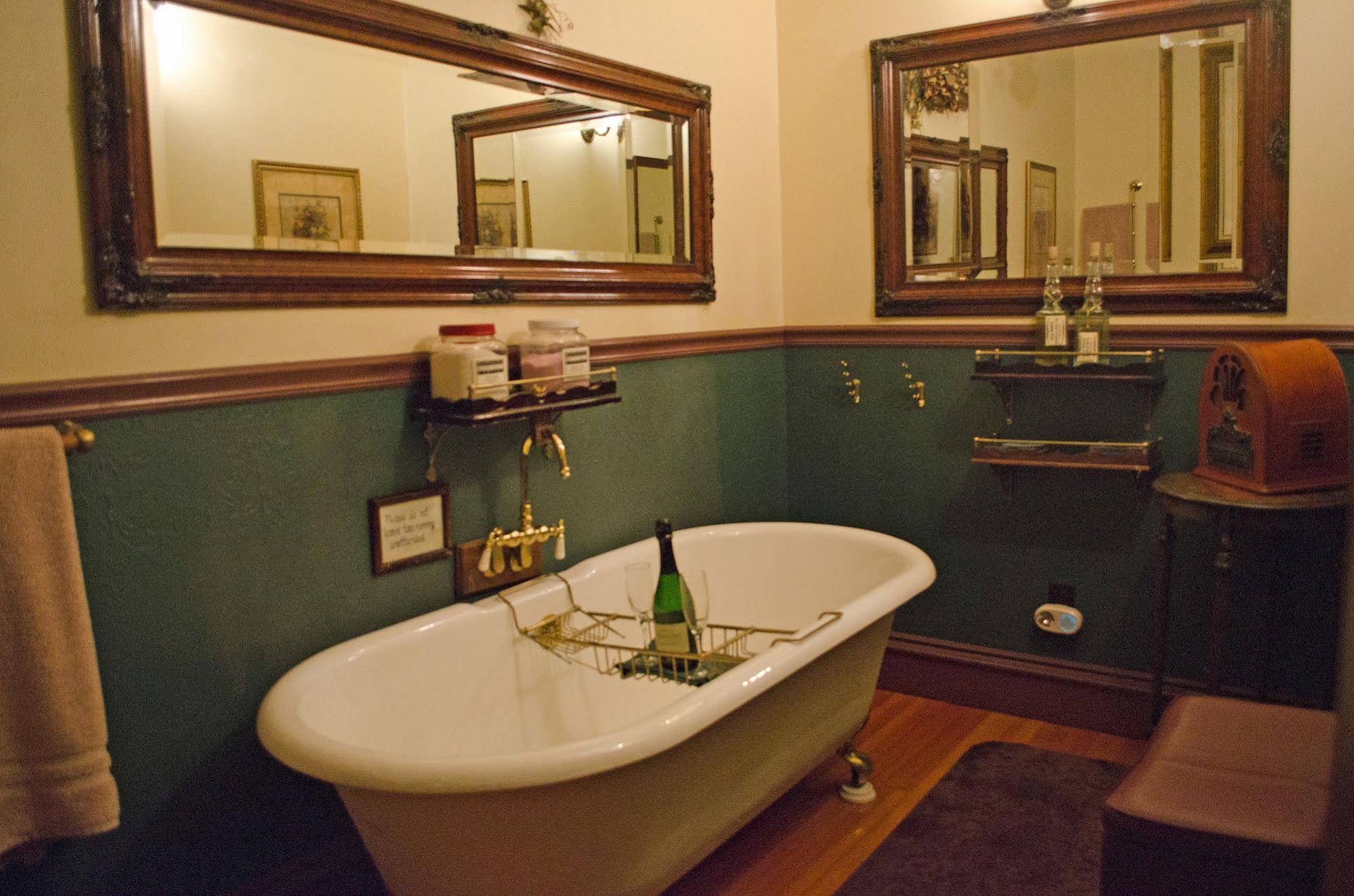 Historic National Hotel & Restaurant - photo 3