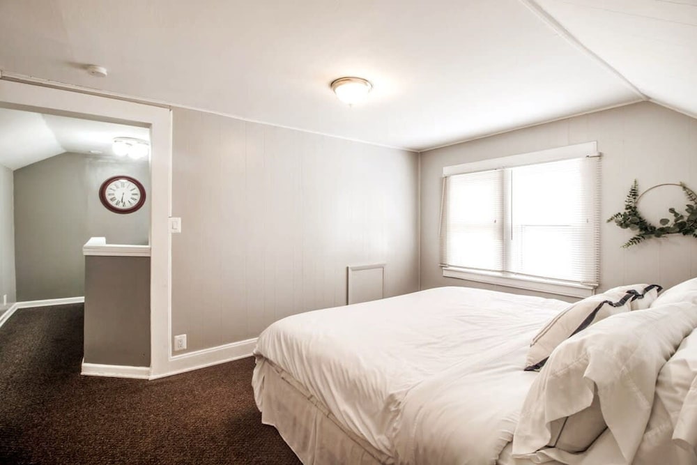 Automaniac Spot in the Heart of Pontiac 3 Beds 2 Baths - photo 29
