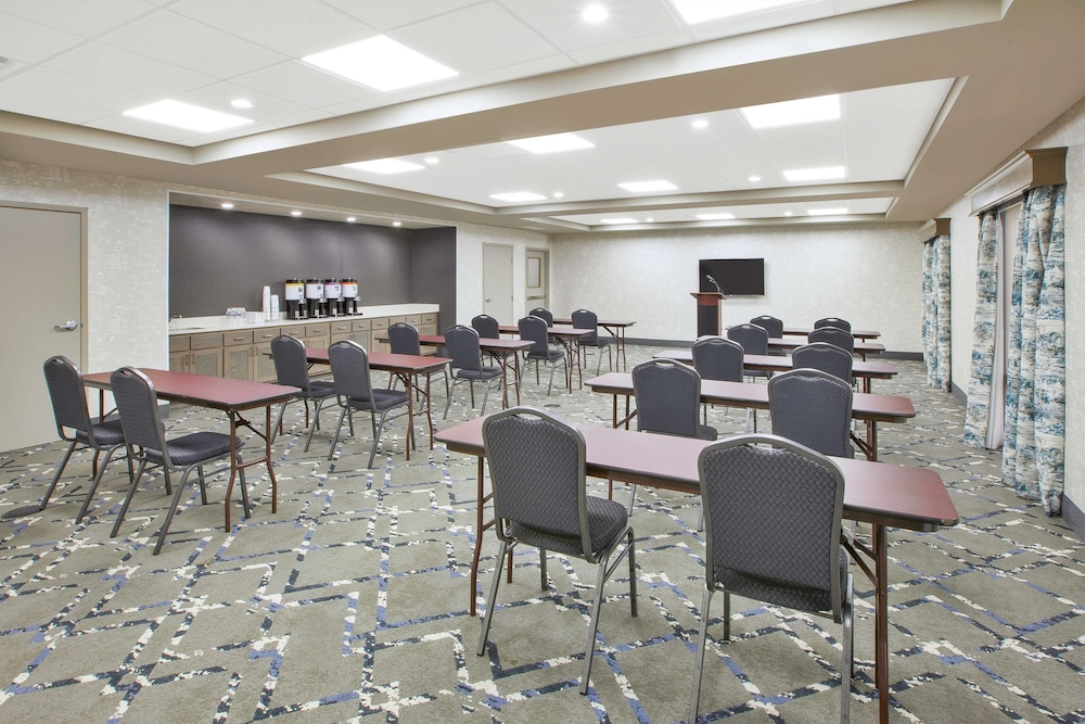 Hampton Inn & Suites Oakwood Village Cleveland - photo 21