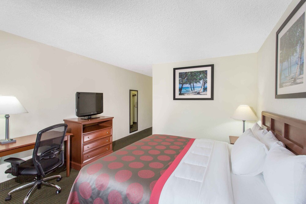 Ramada by Wyndham Hialeah Miami Airport North - photo 8