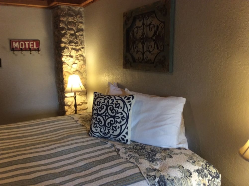 The Leakey Inn by CMD - photo 4