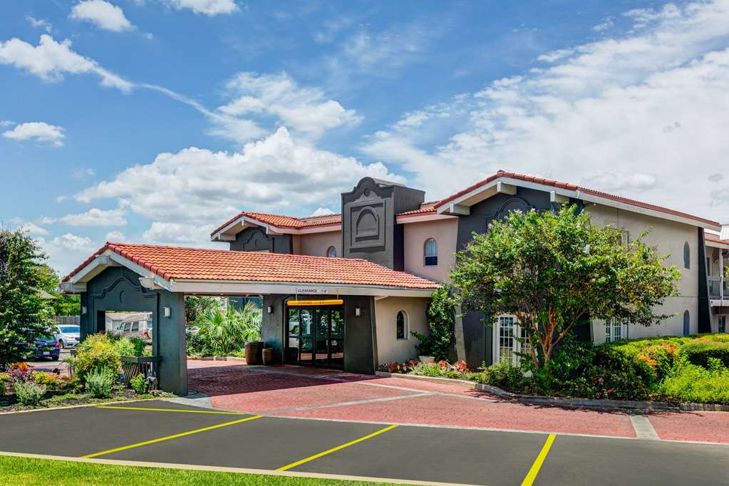 Baymont by Wyndham Austin University Area - photo 18