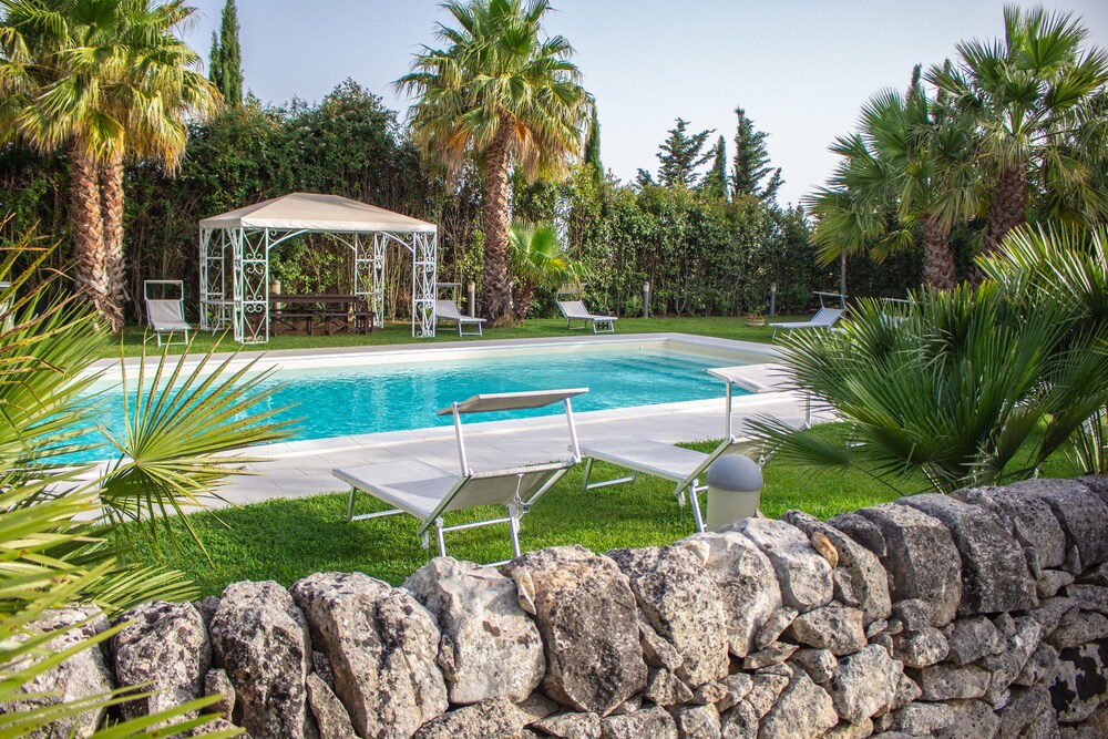 Le Cinque Vie Turismo Rurale — 4-Star Luxury Hotel in Ragusa, Italy