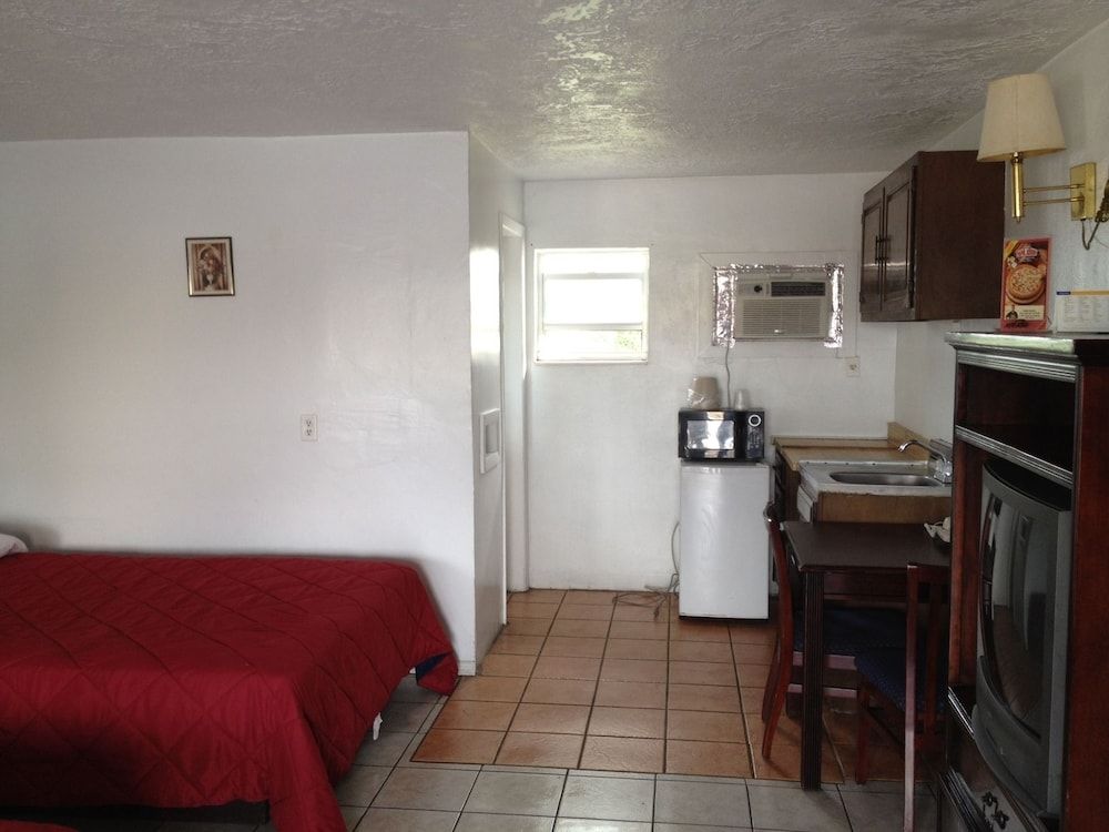 Three Oaks Motel - photo 21