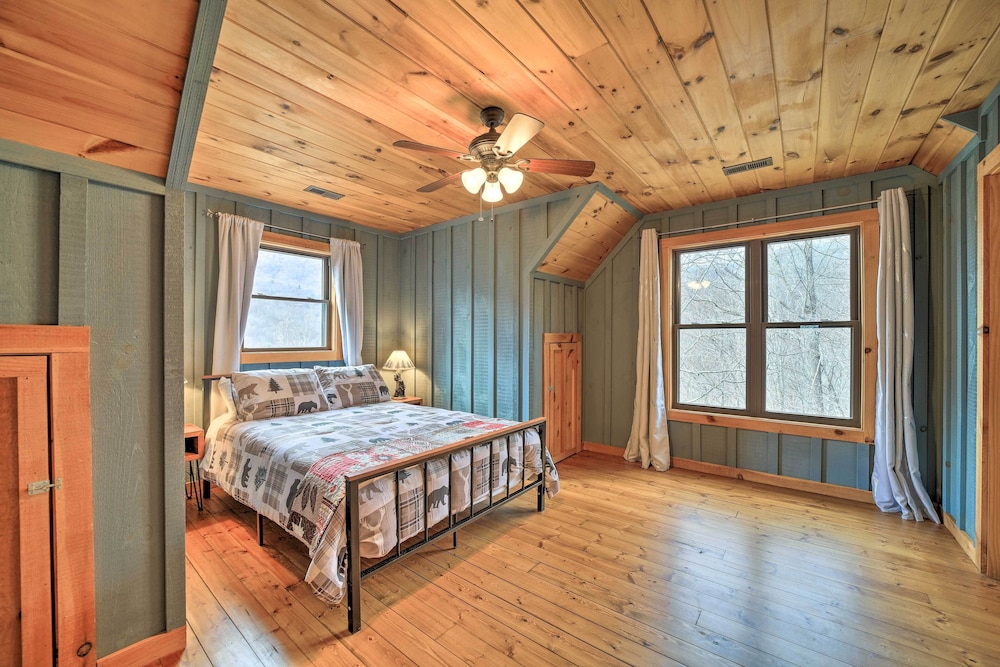 Decks And Mountain Views Waynesville Getaway in Waynesville, United States