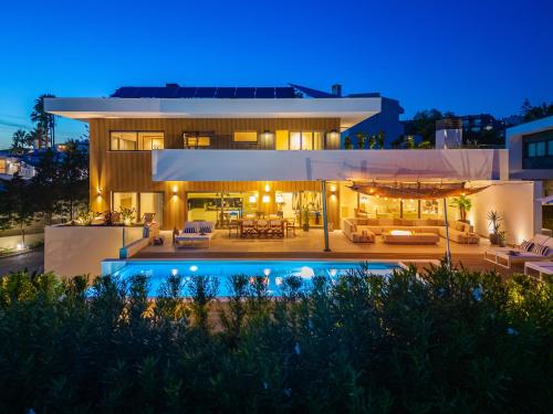 Luxury Beach Villa Casa do Forte Infinity Pool sea view Beach walking distance by DreamvillasAlbufeira — 4-Star Luxury Hotel in Albufeira, Portugal