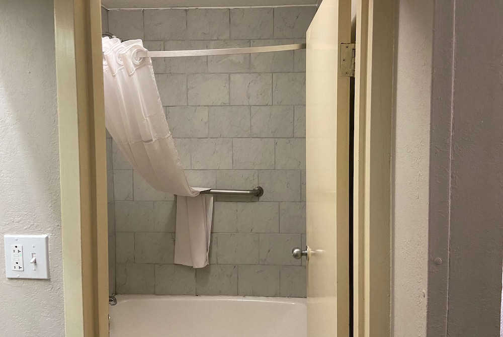 Days Inn by Wyndham Ozark - photo 12