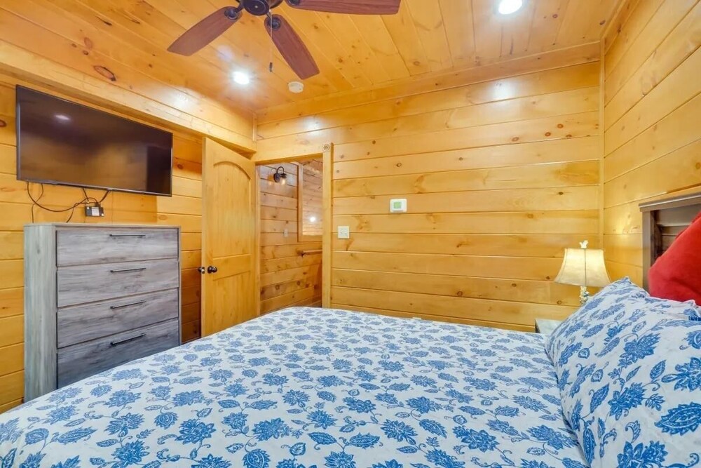 Sensational Views 4 Bedroom Cabin by Heavenly Views Resort - photo 4