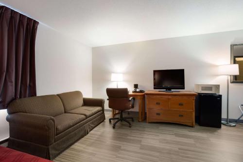 Econo Lodge Inn & Suites Escanaba North - photo 14