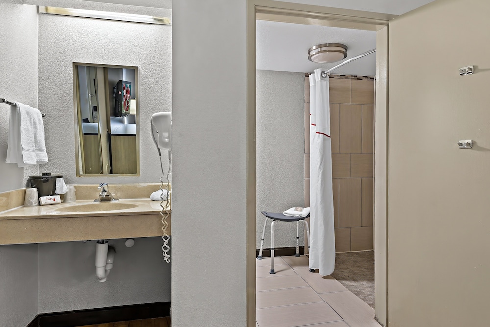 Red Roof Inn Cleveland Independence - photo 27
