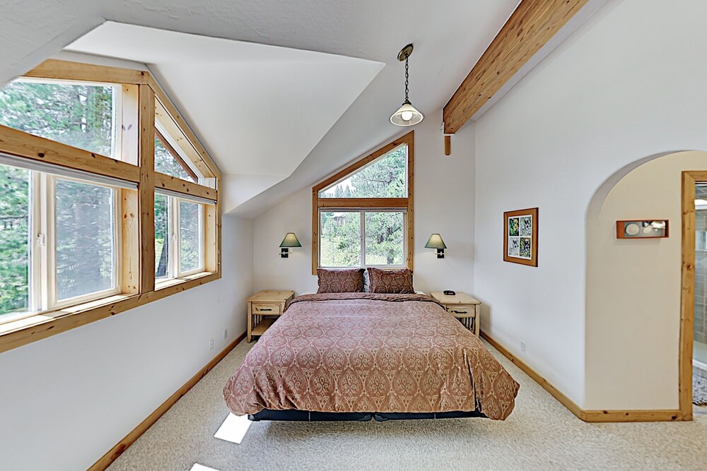 Tahoe Donner Luxury Sleeps 14 Hot tub 3100 sqft - photo 2