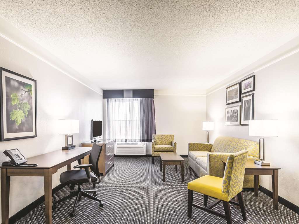 La Quinta Inn & Suites by Wyndham Cincinnati Sharonville - photo 35