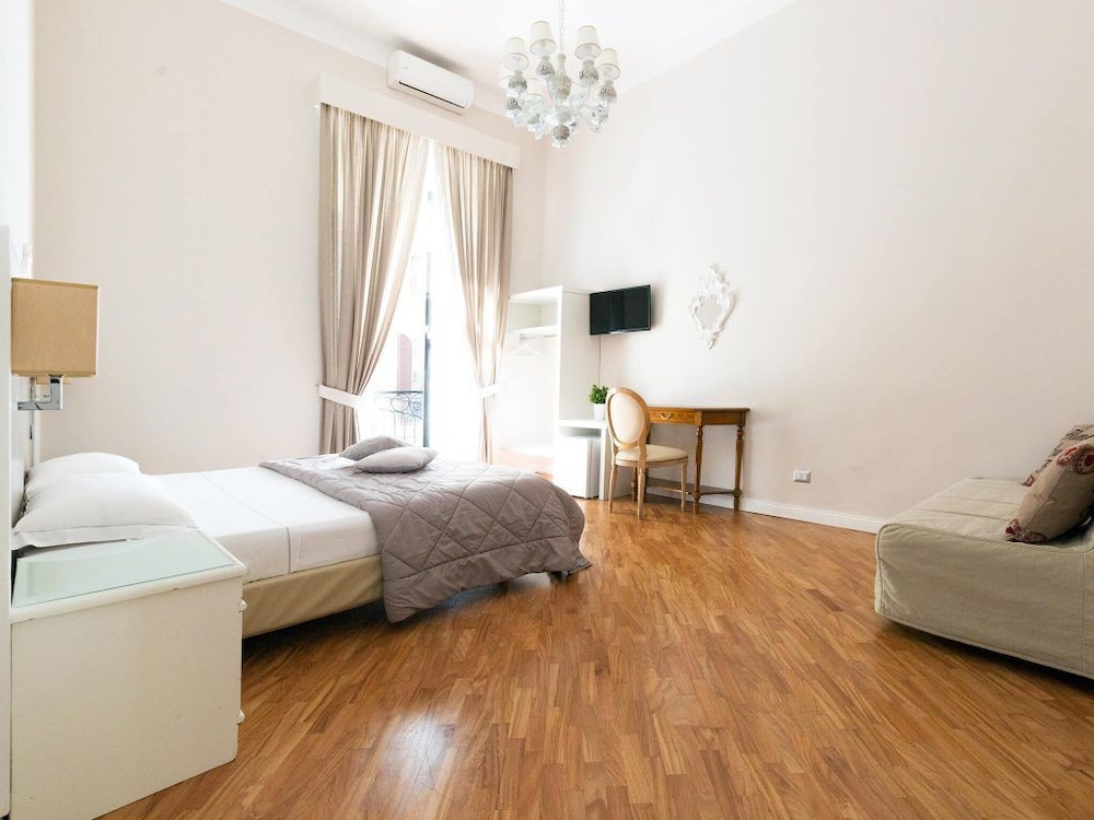 Grand Tour 4rooms in Naples, Italy