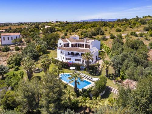 Charming Algarve Villa Villa Quinta Luz 9 Bedrooms Large Pool & Snooker — 4-Star Luxury Hotel in Silves, Portugal