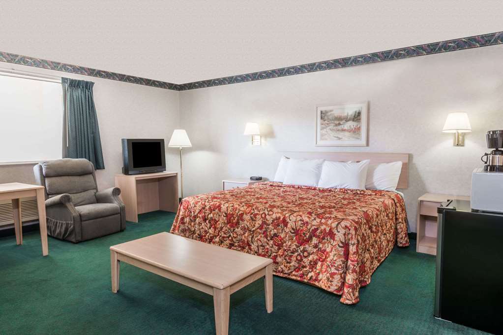 Knights Inn Ottawa - photo 10
