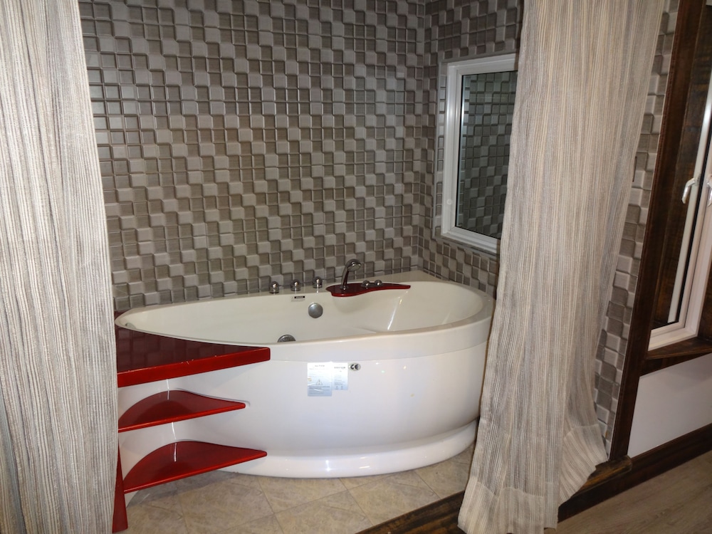 Deep soaking bathtub