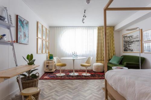 Mid Century Modern Central Upper City