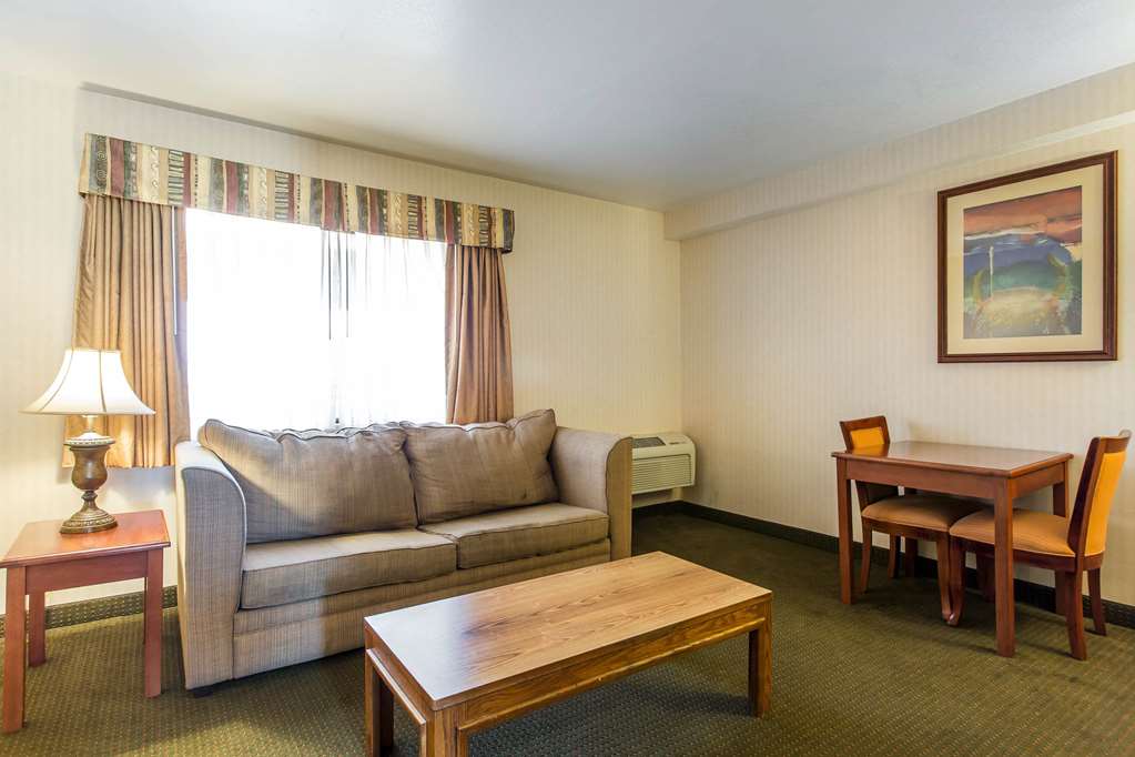 Econo Lodge Inn & Suites Riverside Corona - photo 20