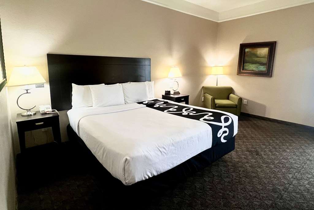 La Quinta Inn & Suites by Wyndham Pharr RGV Medical Center - photo 30