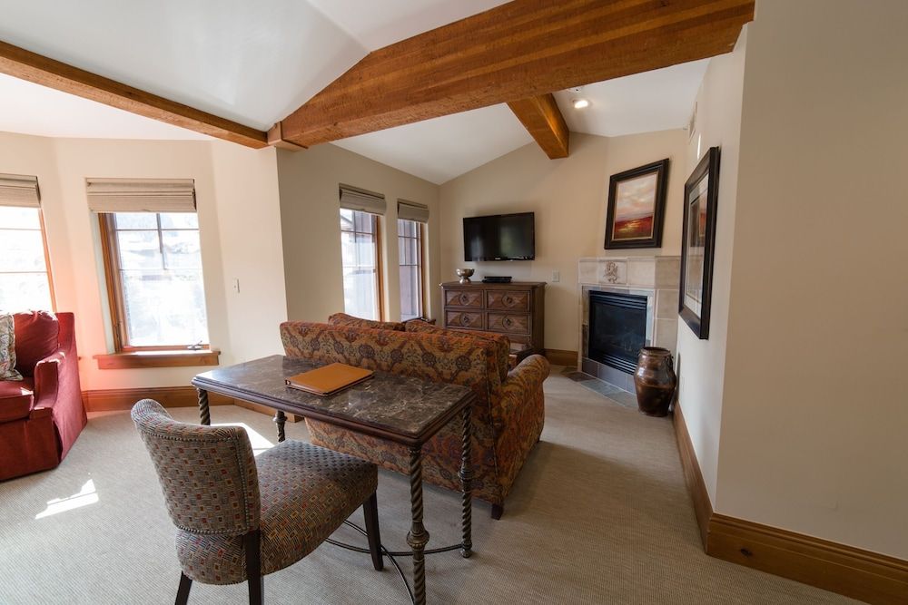 Deluxe King 1 Bedroom Hotel Room by RedAwning - featured photo
