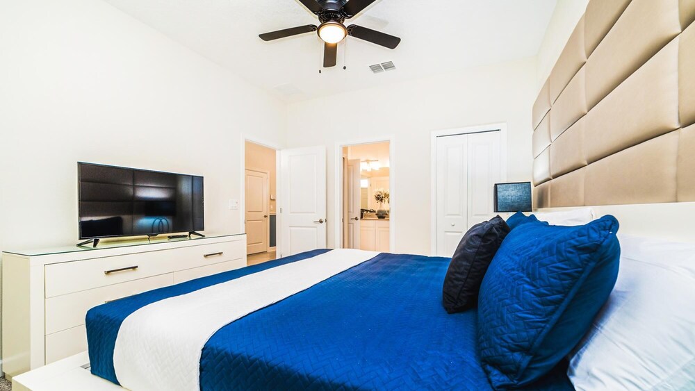 Stunning 8BR Theater Pool w Greenview - photo 16