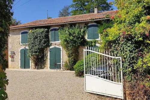 4 Bed Sleeps 8 Aircon Garden Pool Parking pet-friendly hotel Nanteuil-En-Vallee