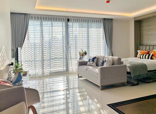 Bangkok&Pool&BTS Asoke&MRT Sukhumvit&Max2ppl