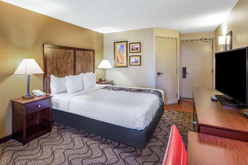 La Quinta Inn & Suites Oakland Airport Coliseum - photo 14