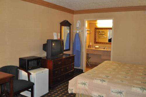 Executive Inn and Suites Springdale - photo 3