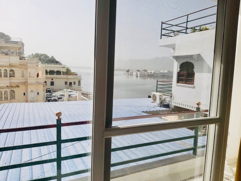FabHotel Devraj Lakeview - carbon neutral hotel in Udaipur