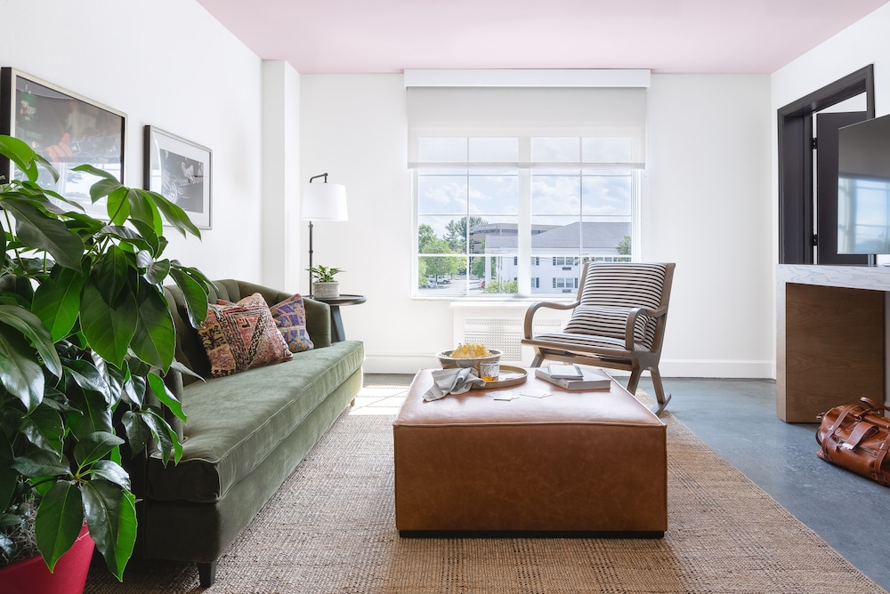 Elwood Hotel & Suites - photo 11