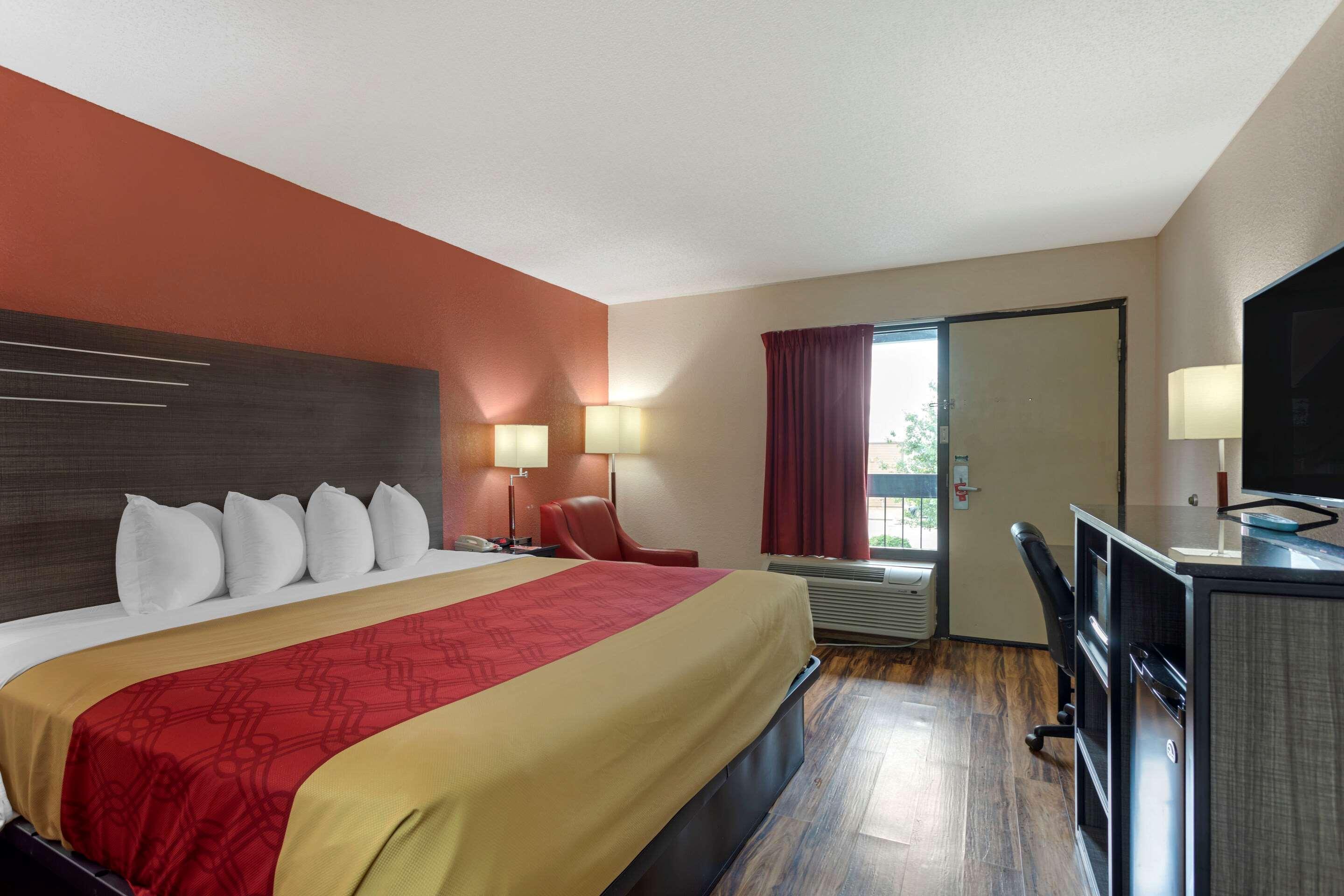 Econo Lodge Madison Airport - photo 18
