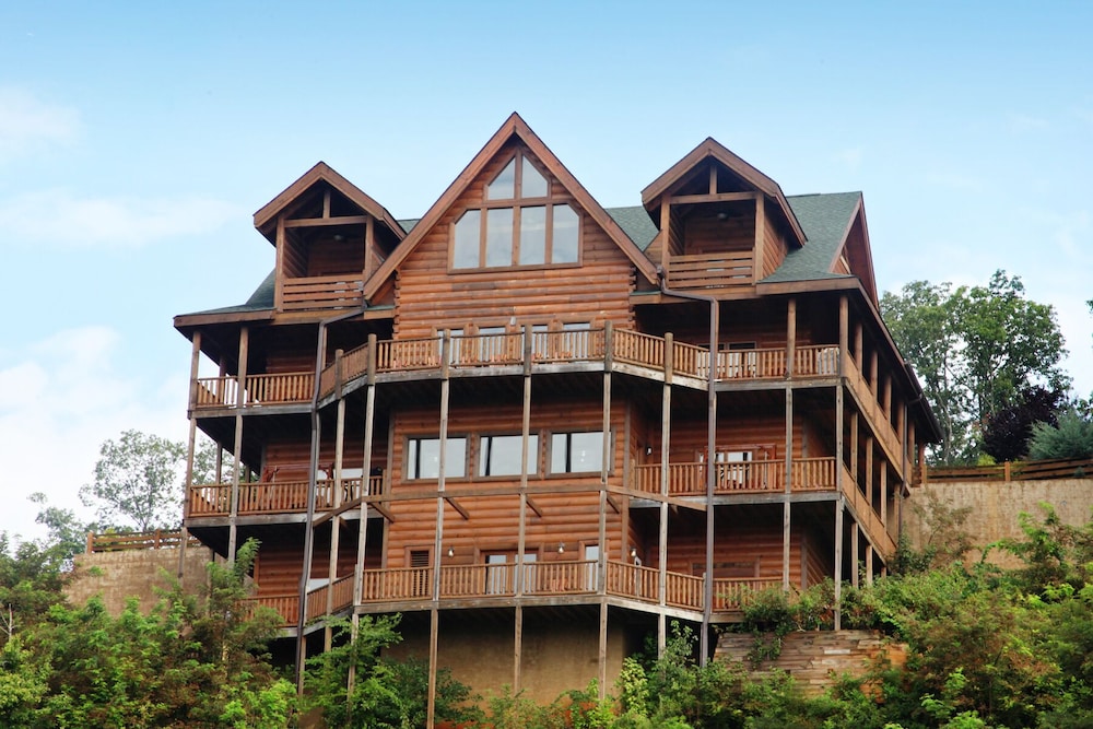 Serenity Mountain Pool Lodge Nine Bedroom Cabin — 4-Star Luxury Hotel in Sevierville, United States