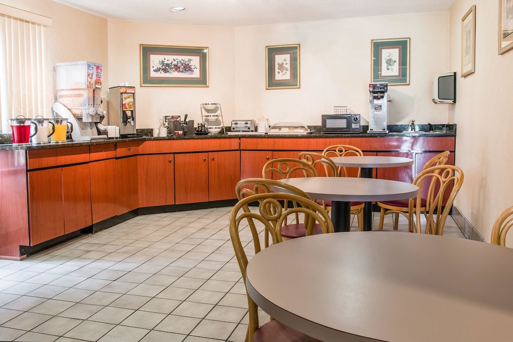 Days Inn by Wyndham Flint Bishop International Airport - photo 30