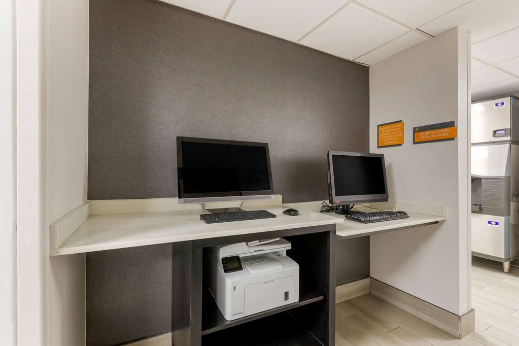 La Quinta Inn & Suites by Wyndham Des Moines West Clive - photo 91