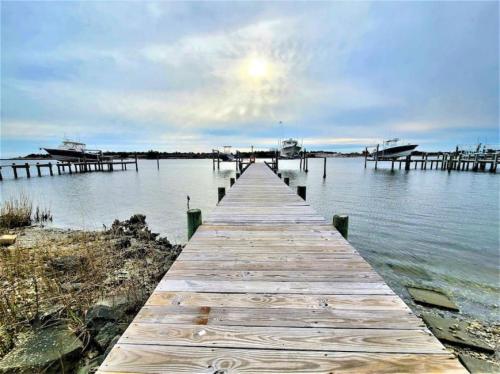 Dock House Close to Camp Lejeune water access DOCK king bed — 4-Star Luxury Hotel in Cedar Point, United States