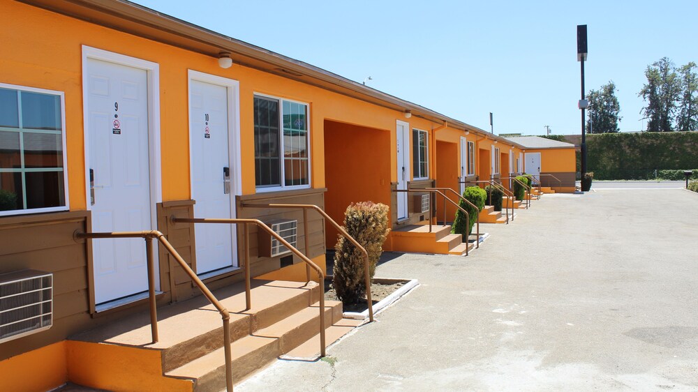 Aristocrat Motel - photo 17