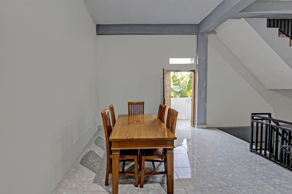 Oyo 91210 Hotel J3 in Senggigi, Indonesia