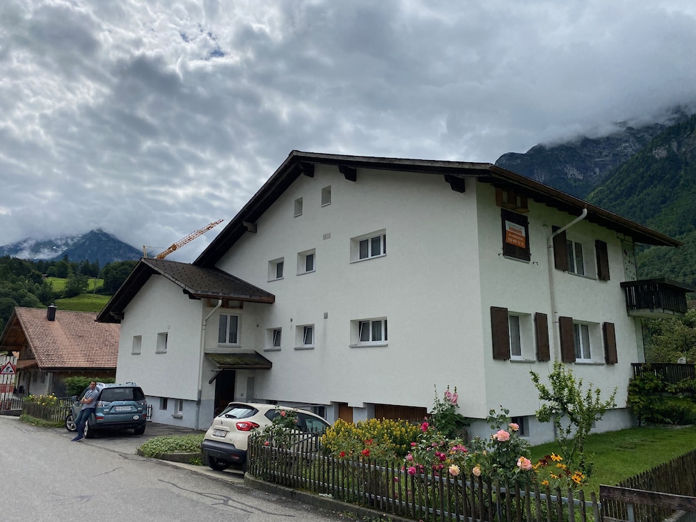 Spring Inn Apartments — 4-Star Luxury Hotel in Meiringen, Switzerland