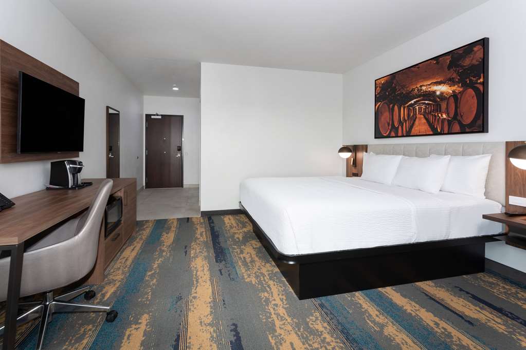 La Quinta Inn & Suites by Wyndham Galt Lodi North - photo 35