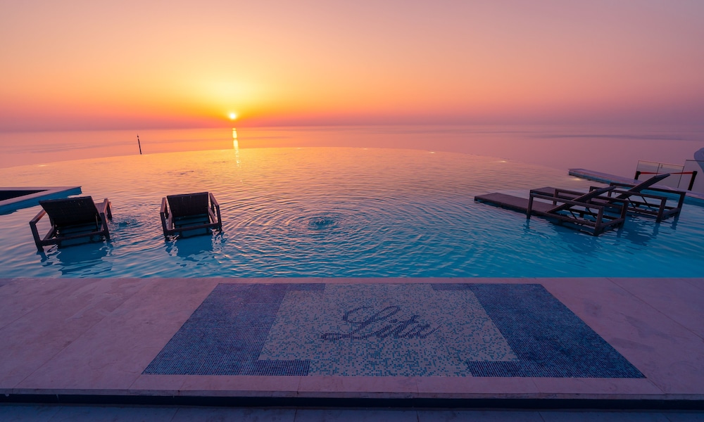 Infinity pool