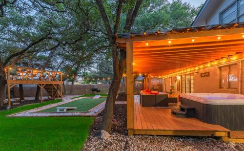 Luxurious home with Hot tub & Tree Deck by 6Flags — 4-Star Luxury Hotel in San Antonio, United States