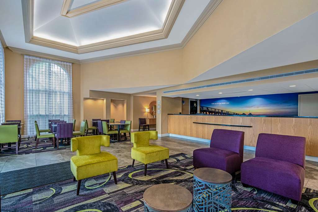 La Quinta Inn & Suites by Wyndham Naples Downtown - photo 7