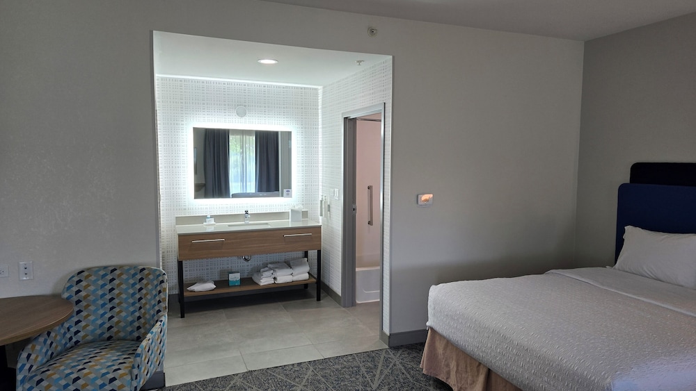 Hampton Inn & Suites Chicago Deer Park - photo 13