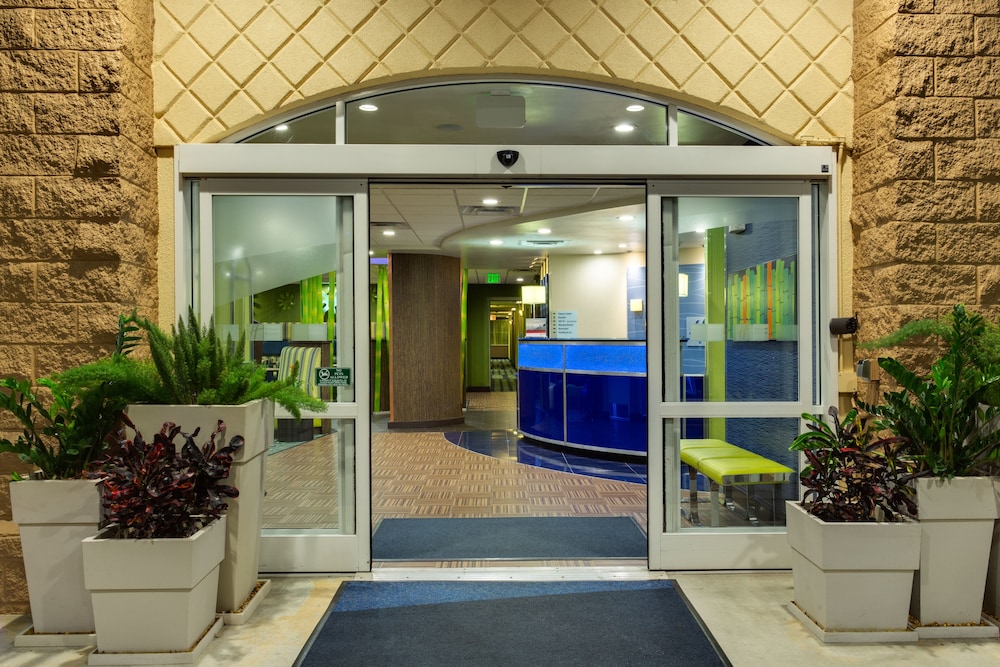 Holiday Inn Express Suites Plant City by IHG - photo 57