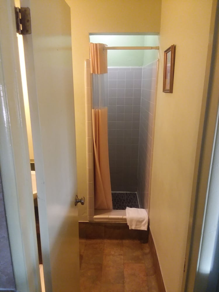 Hilltop Tavern & Inn - photo 4