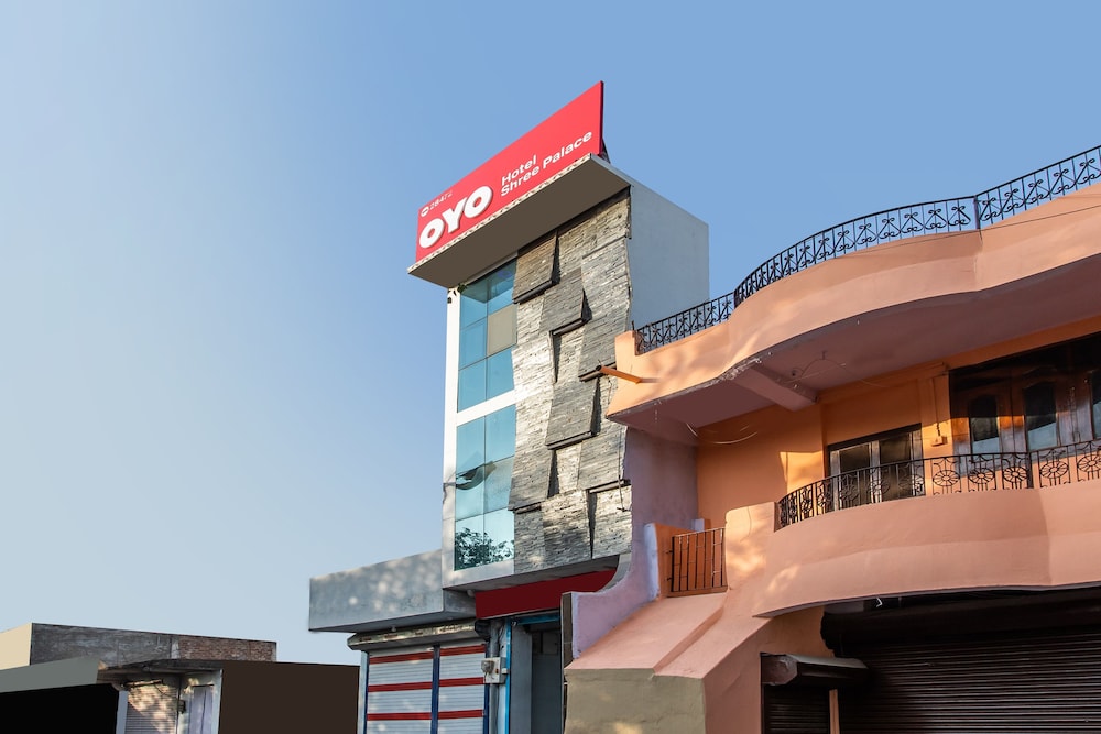 OYO 28472 Hotel Shree Palace - carbon neutral hotel in Dewas