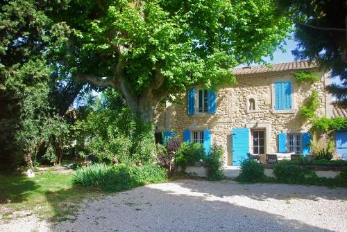 Les Volets Bleus Provence — Salon De Provence