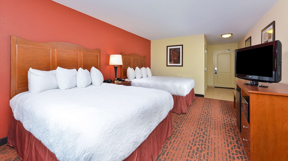 Hampton Inn Clinton IA - photo 19